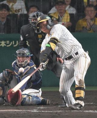 ８回阪神１死二、三塁、森下が適時三塁打を放ち、３-２と逆転する＝２日夜、西宮市の甲子園球場（撮影・風斗雅博）