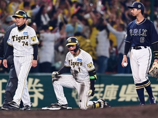 阪神-オリックス　８回阪神１死二、三塁　適時三塁打を放ち、三塁でほえる森下＝甲子園（撮影・中西幸大）
