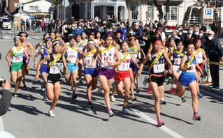 ２０２２年の大会で一斉にスタートを切る女子選手たち＝丹波篠山市内