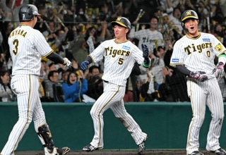 ７回阪神２死二、三塁、森下の右前打で木浪、近本が相次いで生還し５ー４と追い上げる＝甲子園球場