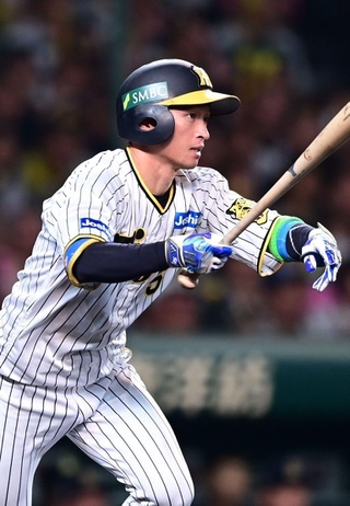 阪神-オリックス　８回裏阪神無死一、三塁　近本の右前適時打で１-２とする＝甲子園球場（撮影・中西幸大）