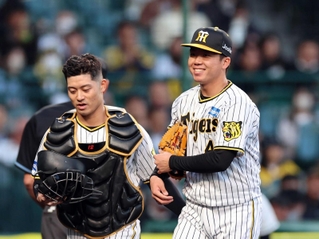 笑顔でベンチに戻る村上頌樹（左は坂本誠志郎）