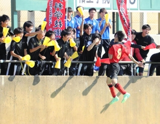 神戸科技-相生学院　前半、２点目を奪った神戸科技の水谷を祝福する応援団