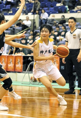 女子準決勝・神戸龍谷－宝塚西　第２クオーター、ドリブルで攻め込む神戸龍谷の森井