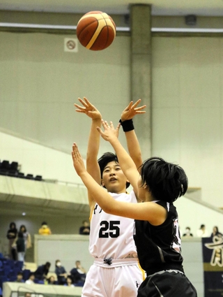 女子準決勝・神戸龍谷－宝塚西　第４クオーター、マークをかいくぐり、シュートを放つ神戸龍谷の桜井奈