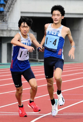 男子・須磨学園は神戸地区予選４区で区間新記録を樹立した折田壮太（右）が引っ張る。左は藤岡孝太郎＝三木総合防災公園陸上競技場須磨学園