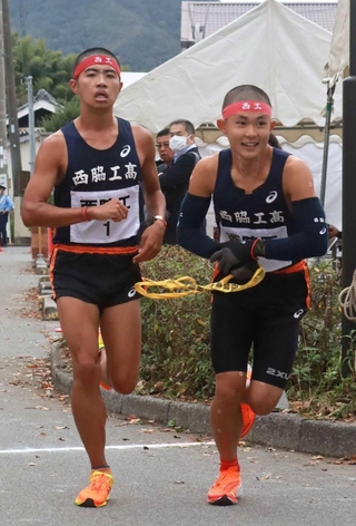 男子・西脇工は東播地区予選２区を走った上田航大（右）ら昨年の優勝メンバーが残る。左は北本瑞希＝西脇市総合市民センター西脇工