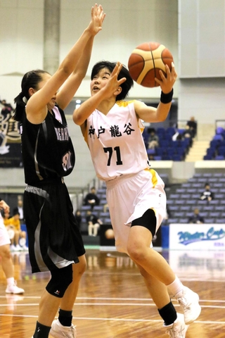 女子準決勝・神戸龍谷－宝塚西　第４クオーター、ゴール下に攻め込む神戸龍谷の河野（撮影・初鹿野俊）