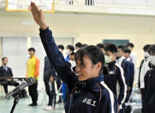 開会式で選手宣誓をする女子・西脇工の塩崎彩理主将