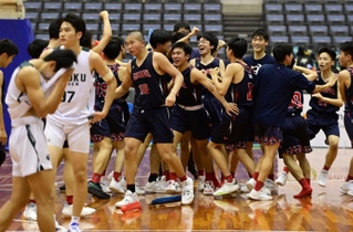 男子決勝・報徳-育英　１点差の勝利で６年ぶりの優勝を決め、喜ぶ育英の選手たち（撮影・中西幸大）