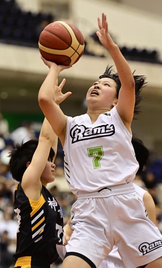 女子決勝・三田松聖-神戸龍谷　第１クオーター、混戦でシュートを狙う三田松聖の東奈（撮影・中西幸大）