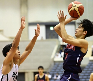 男子決勝・報徳-育英　第３クオーター、育英・竹本のシュートが決まり、４７-４２とする（撮影・中西幸大）