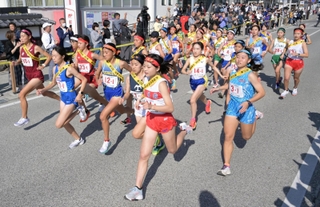 勢いよくスタートする女子の選手ら＝丹波篠山市内（撮影・斎藤雅志）