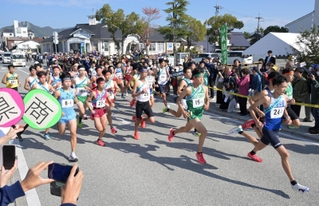 勢いよくスタートする男子の選手ら＝丹波篠山市内（撮影・斎藤雅志）