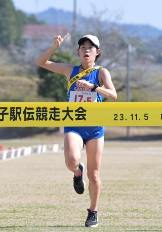右手を挙げながらゴールする須磨学園の５区・黒田奈那＝５日、丹波篠山市、篠山鳳鳴高校（撮影・斎藤雅志）