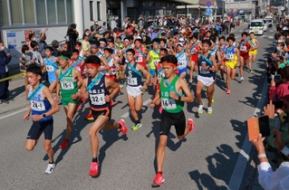 勢いよくスタートする男子の選手ら＝丹波篠山市内（撮影・秋山亮太）