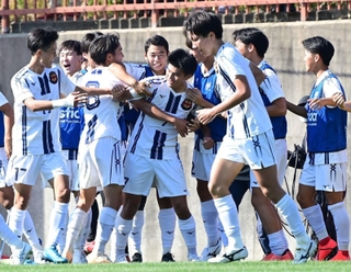神戸弘陵-三田学園　後半、混戦から先制点を決め、祝福される神戸弘陵の佐波（中央）＝撮影・中西幸大