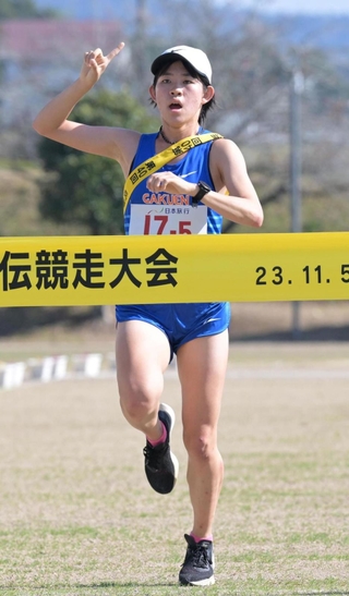 ２年ぶりの頂点に返り咲いた女子・須磨学園のアンカー黒田奈那＝５日、丹波篠山市の篠山鳳鳴高校（撮影・斎藤雅志）
