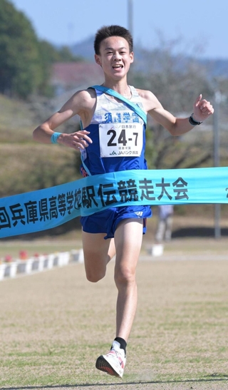 ３年ぶりの優勝を飾った男子・須磨学園のアンカー長谷川大翔＝５日、丹波篠山市の篠山鳳鳴高校（撮影・斎藤雅志）