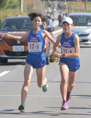 女子・須磨学園の３区生田翠（左）から４区隈部湊へのたすきリレー（撮影・風斗雅博）