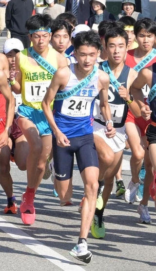 男子１区でスタート直後から先頭に飛び出す須磨学園の折田壮太（中央）＝撮影・斎藤雅志