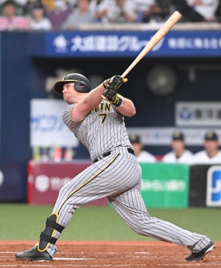 ４回、先制３ランを放つ阪神・ノイジー（撮影・高部洋祐）