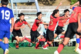 神戸星城－神戸科技　延長後半、ゴールを決めた神戸科技の増永（左から２人目）