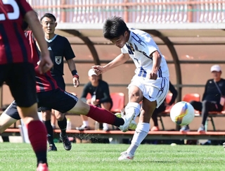 神戸弘陵-三田学園　後半、シュートを放つ神戸弘陵の佐波（いずれも撮影・中西幸大）