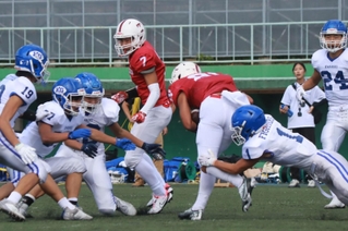 兵庫県高校秋季大会準決勝で強固な守備を見せる関学の選手ら＝神戸市灘区、王子スタジアム