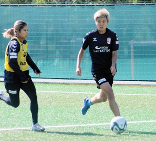 守備の要としてチームを引っ張る三宅史織（右）＝神戸市東灘区、神戸レディースフットボールセンター