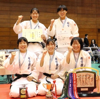 女子団体で初優勝を飾った神戸科技の選手たち