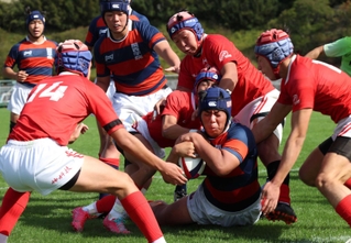 神戸科技－関学　後半、トライを決める関学の松山（右手前）＝撮影・笠原次郎
