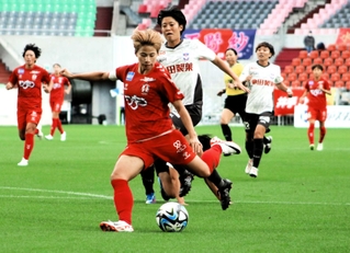 ＩＮＡＣ神戸－新潟　前半７分、ＩＮＡＣ神戸の田中が先制ゴールを決める