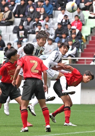神戸弘陵－神戸科技　前半、先制のヘディングシュートを決める神戸弘陵の柴尾（右から３人目）＝撮影・小林良多