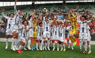 神戸科技を３ー１で下し、優勝を決めた神戸弘陵イレブン（撮影・小林良多）