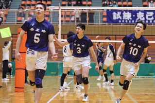 男子決勝・市尼崎ー社　第１セット、スパイクを決めて喜びを爆発させる市尼崎のハントラクル星夏（３）ら（撮影・長嶺麻子）