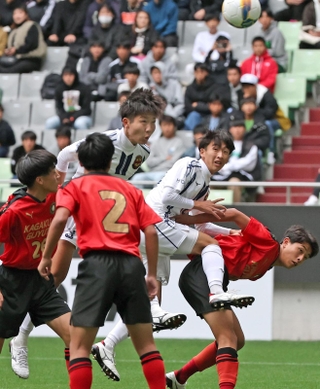 神戸弘陵-神戸科技　前半、神戸弘陵の柴尾（右から３人目）がヘディングシュートを決め、先制する（撮影・小林良多）