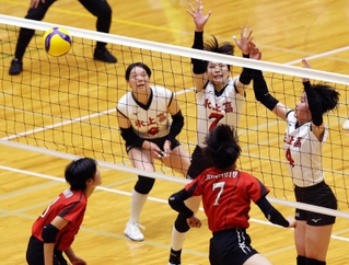 女子決勝・氷上-日ノ本　第２セット、ブロックを決める氷上の溝上（７）と池田（４）＝撮影・長嶺麻子