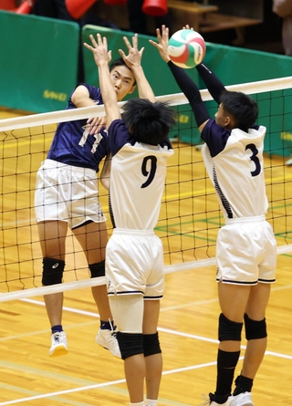 男子決勝・市尼崎ー社　第２セット、スパイクを放つ市尼崎の木谷（１１）＝撮影・長嶺麻子