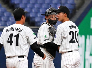 三菱重工Ｗｅｓｔ－西部ガス　２回裏に先制を許し、三菱重工Ｗｅｓｔ西（２０）の元に集まる（左から）守安コーチと捕手拾尾