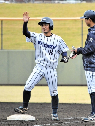 八千代エンジェルズ－グローリー　延長１０回、勝ち越しの右前適時打を放った大沢