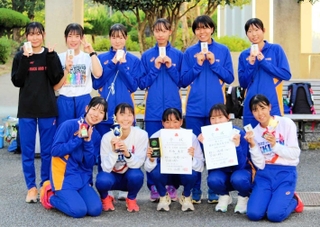 １区杉永美空（前列中央）が区間賞で勢いづけ、躍進した女子の園田。チーム内で激しく競い合い、成長を遂げた＝丹波篠山市、篠山鳳鳴高校（園田高提供）