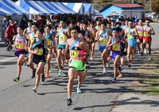 昨年大会でスタートする男子選手たち＝２０２２年１１月１９日、豊岡市日高町
