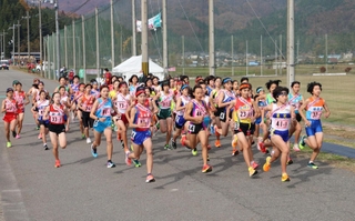 昨年大会でスタートする女子選手たち＝豊岡市日高町