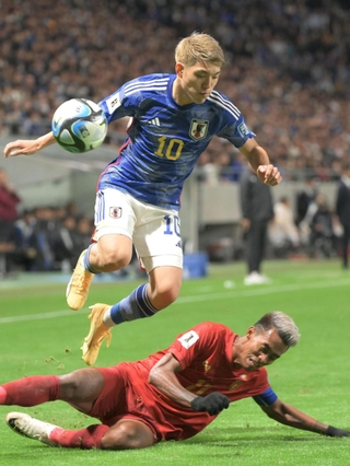 日本-ミャンマー　前半、ドリブルで攻め込む堂安（撮影・風斗雅博）