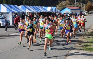 いっせいにスタートする男子選手たち＝２０２２年１１月１９日、豊岡市日高町