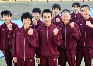 丹有地区予選で初優勝を飾った男子・三田学園の選手たち＝三田市の同校