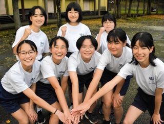 陸上部がない中、有志が集まり初の県大会に挑む女子・城崎の選手たち＝豊岡市の同校