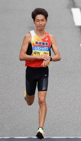 前回大会男子で鮮やかなラストスパートを見せ、日本人トップの４位でフィニッシュする坪内淳一＝神戸市中央区港島中町６