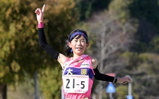 ゴールテープを切る大原のアンカー五十嵐遥花＝１８日、豊岡市日高町（撮影・斎藤雅志）